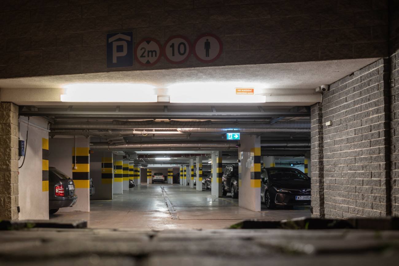 Czy wspólnota ma prawo zakazać wjazdu samochodu elektrycznego do garażu podziemnego?