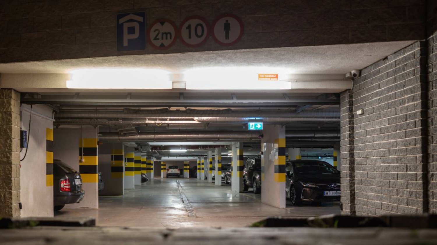 Czy wspólnota ma prawo zakazać wjazdu samochodu elektrycznego do garażu podziemnego?