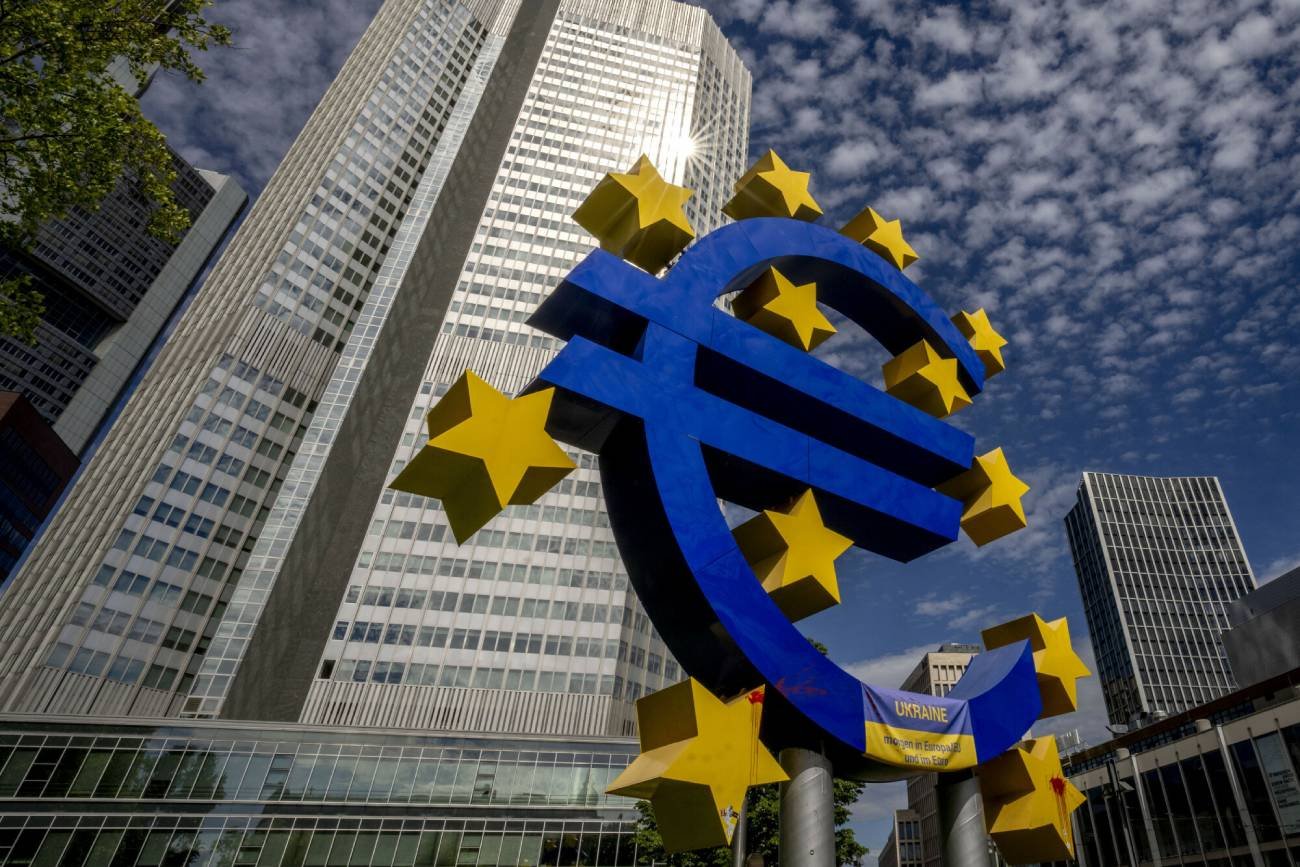 Znak euro przed budynkiem ECB