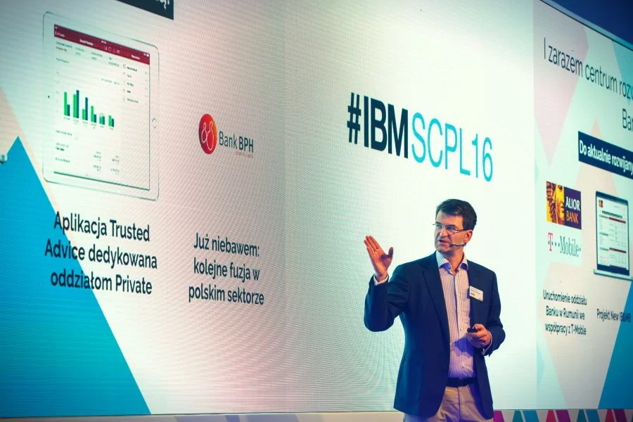 Zbigniew Płuciennik podczas występu na konferencji IBM SolutionsConnect 2016.