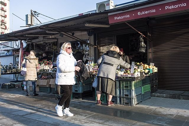 Bazary i targowiska nie są objęte zakazem handlu - wyjaśniają urzędnicy. W "zakazane" niedziele można też otwierać punkty ksero i biura podróży