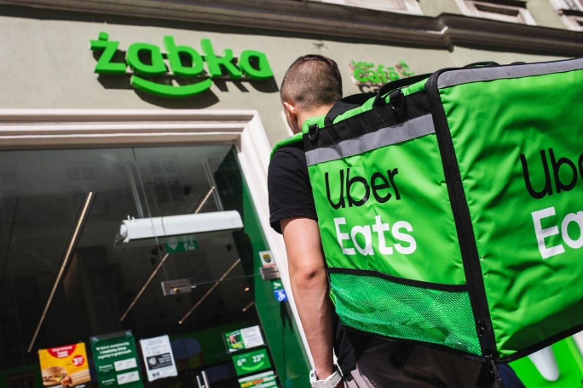 Uber Eats dostarczy produkty z Żabki prosto do twojego domu.