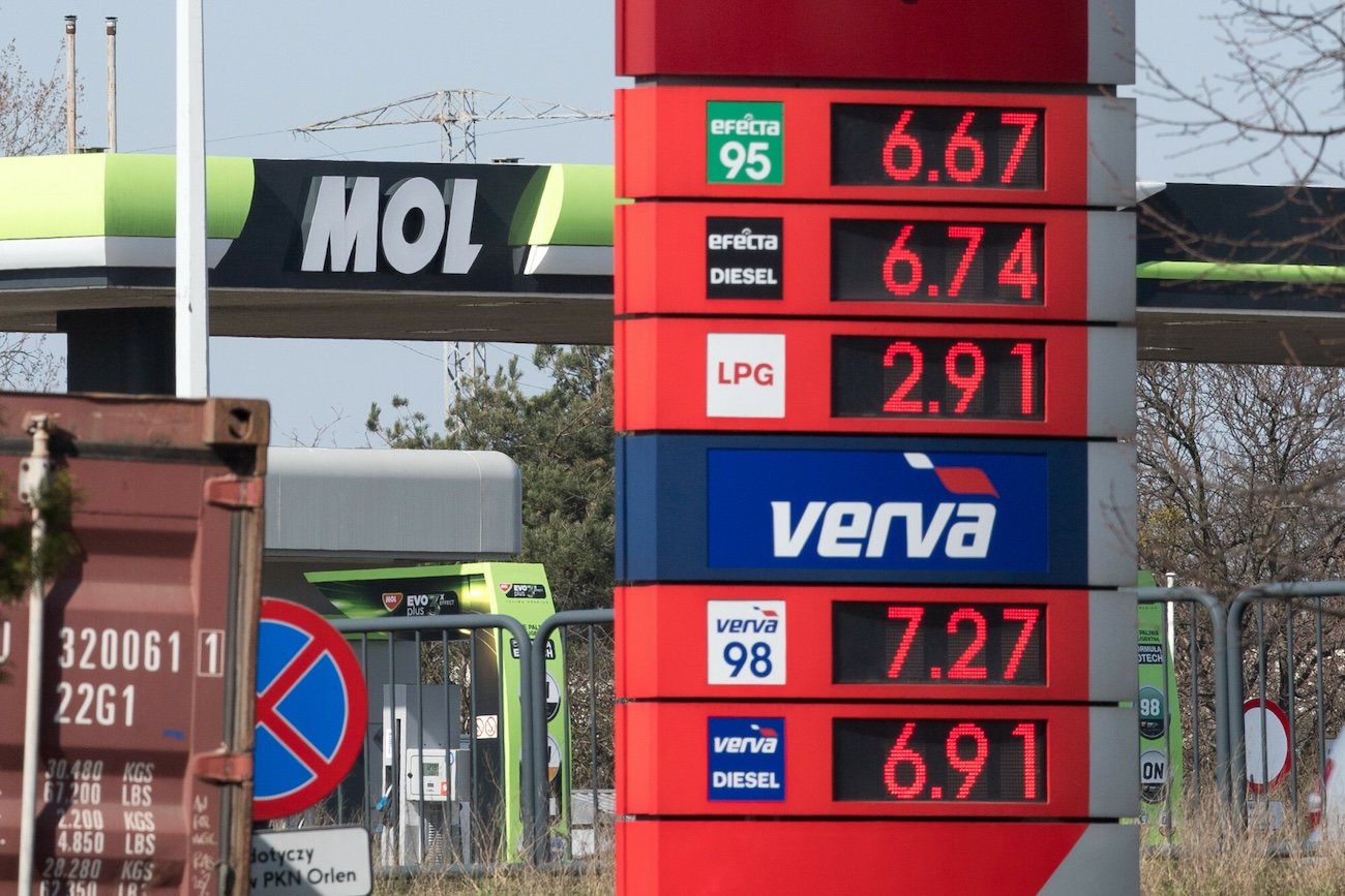 Niższe ceny paliw na stacjach – prognoza eksperta