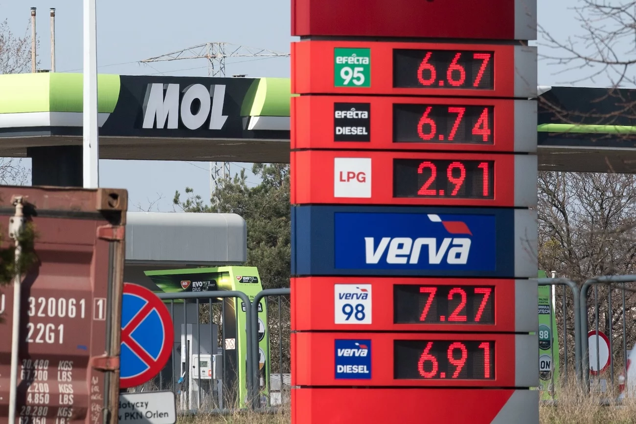 Niższe ceny paliw na stacjach – prognoza eksperta