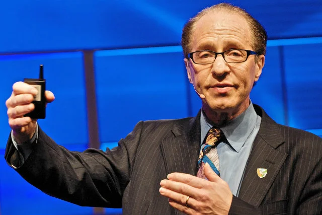 Ray Kurzweil przewidział przed niespełna 20 laty, że urządzenia mobilne będzie można obsługiwać głosowo.