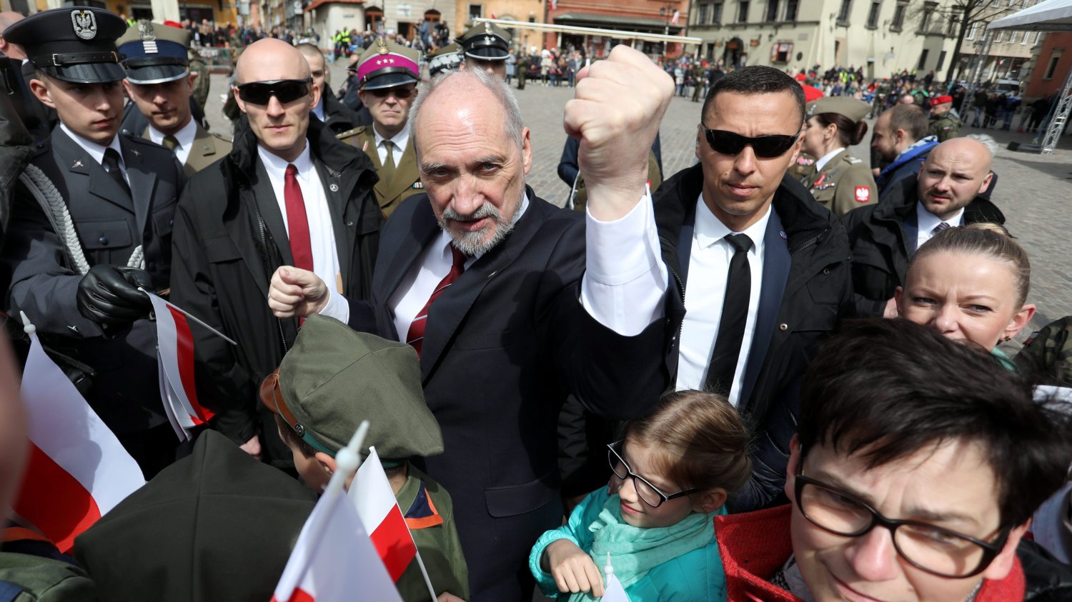 Antoni Macierewicz stawia na kupno pocisków i miotaczy ulotkowych