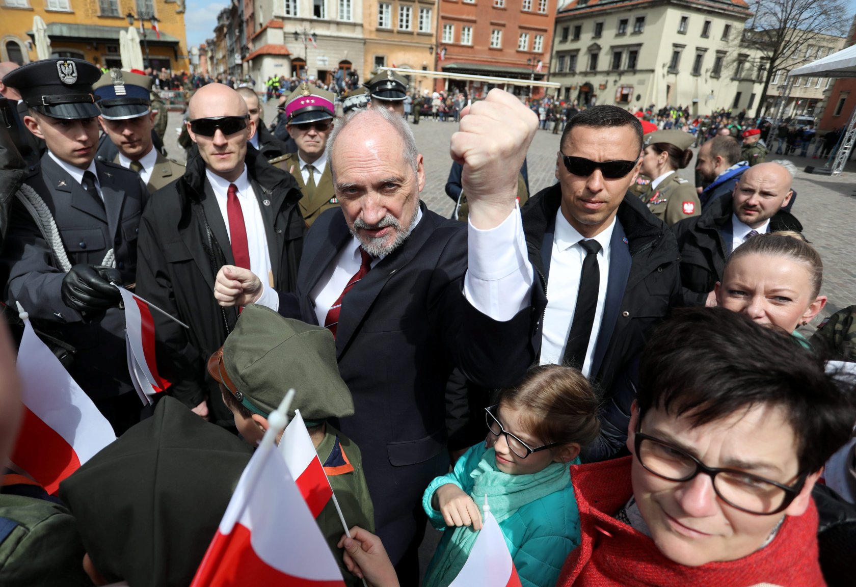 Antoni Macierewicz stawia na kupno pocisków i miotaczy ulotkowych