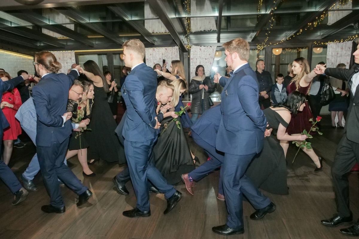 Organizatorom studniówek często zdarza się postępować wbrew prawu.