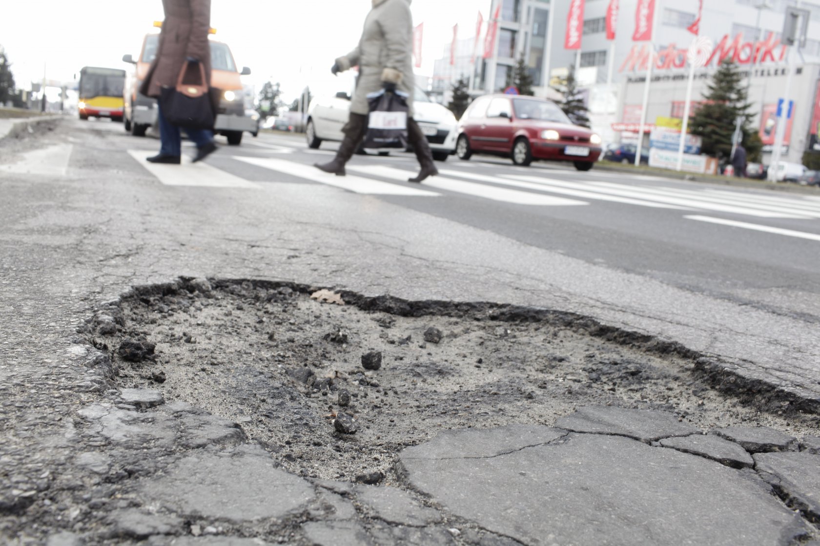 Przez obniżkę podatku PIT w kasach samorządów będzie mniej pieniędzy. Z tego powodu gminy muszą rezygnować z różnych inwestycji, np. naprawy dróg