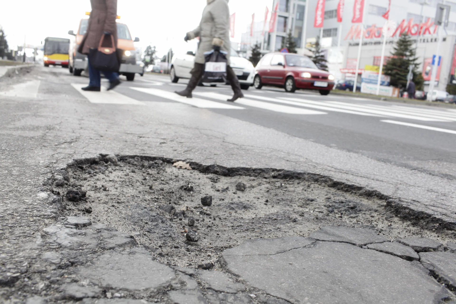 Przez obniżkę podatku PIT w kasach samorządów będzie mniej pieniędzy. Z tego powodu gminy muszą rezygnować z różnych inwestycji, np. naprawy dróg