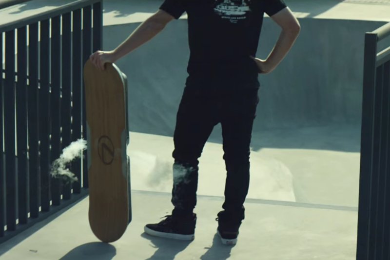 Lexus nie kłamał - latająca deska już jest rzeczywistością. Zobacz jak się na niej jeździ [WIDEO]