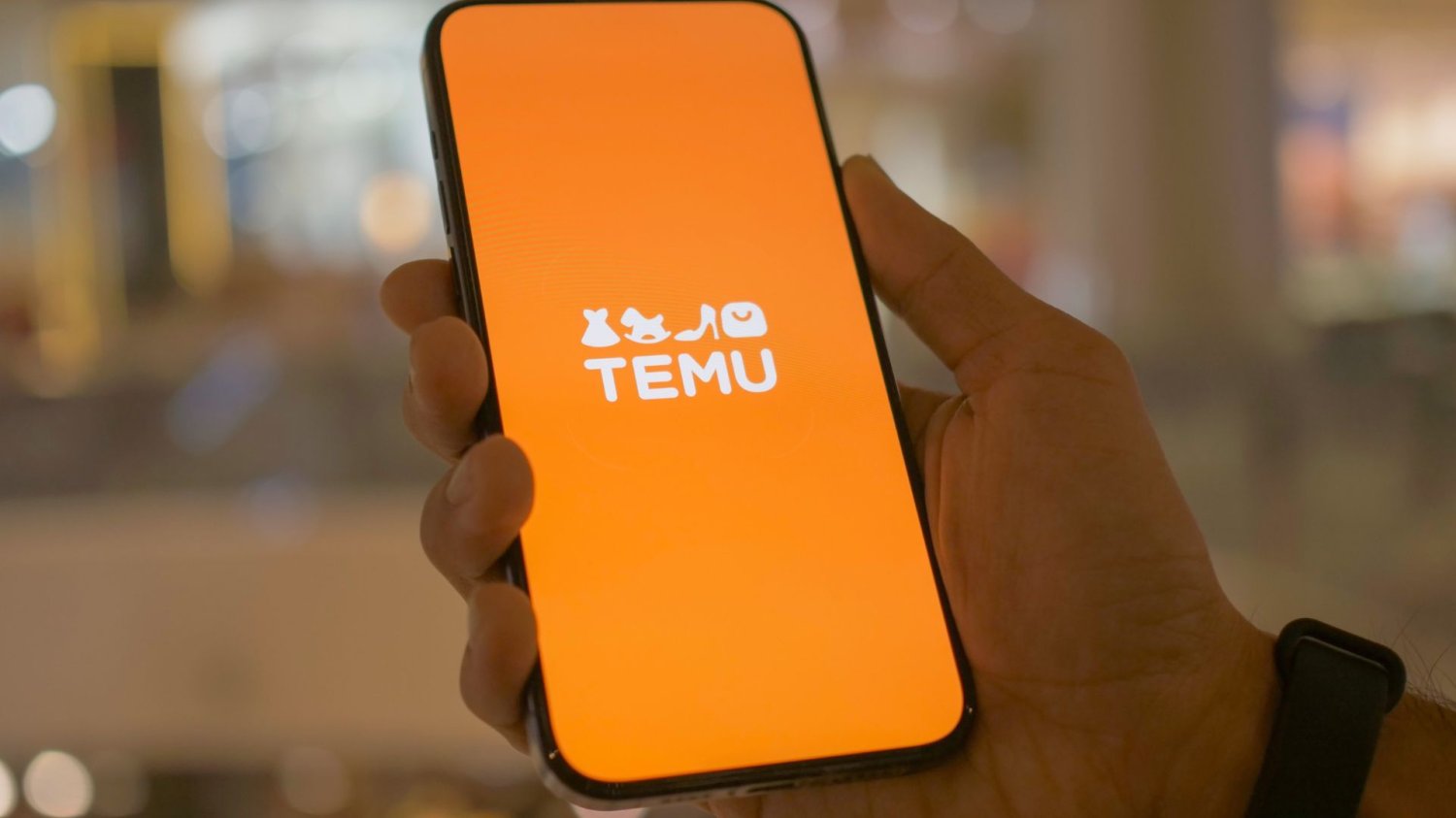 Temu na smartfonie. Nowa wersja podatku cyfrowego ma uderzyć w chińskie platformy e-commerce.