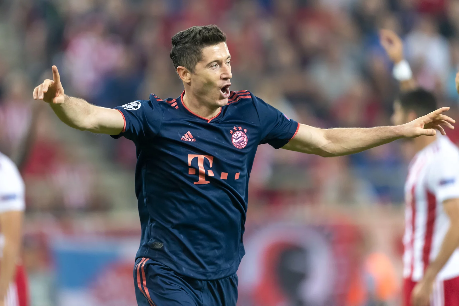 Rząd chce, żeby Robert Lewandowski płacił podatki w Polsce.