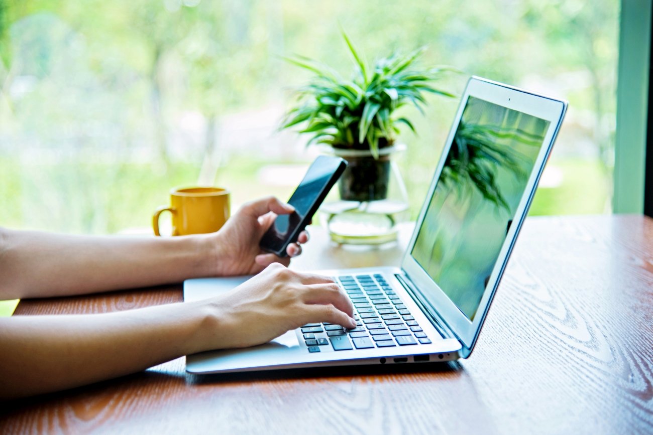 Recommerce to wszelkiego rodzaju aktywności polegające na sprzedawaniu i kupowaniu używanych towarów za pośrednictwem internetu. Trendy wzrostowe tego rynku pokazują ogólnodostępne badania oraz statystyki serwisu ogłoszeniowego OLX.