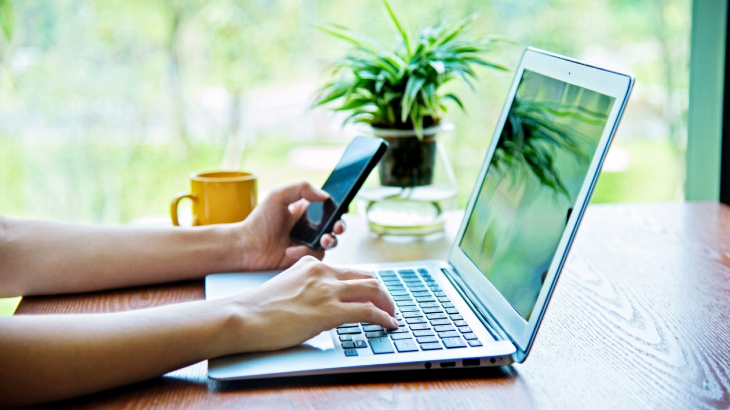Recommerce to wszelkiego rodzaju aktywności polegające na sprzedawaniu i kupowaniu używanych towarów za pośrednictwem internetu. Trendy wzrostowe tego rynku pokazują ogólnodostępne badania oraz statystyki serwisu ogłoszeniowego OLX.