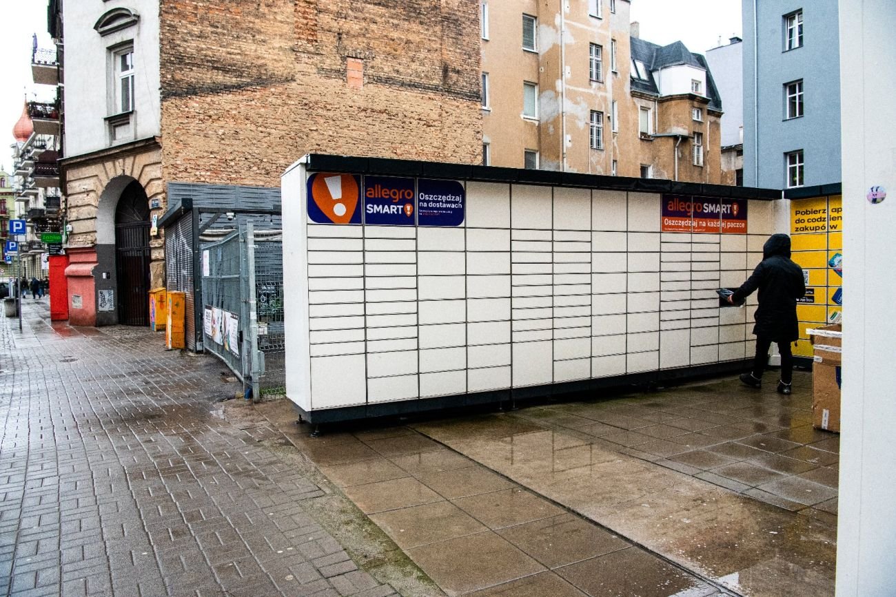 Poznań wyrzuca automaty paczkowe postawione bez wymaganych zgód