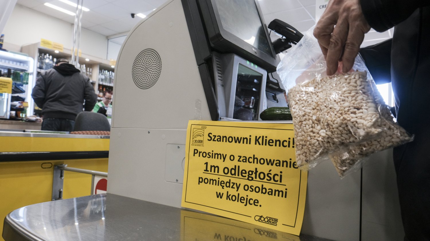 Rządowe odmrażanie gospodarki nie jest żadnym konkretnym planem. Biznes zaczął więc działać na własną rękę.