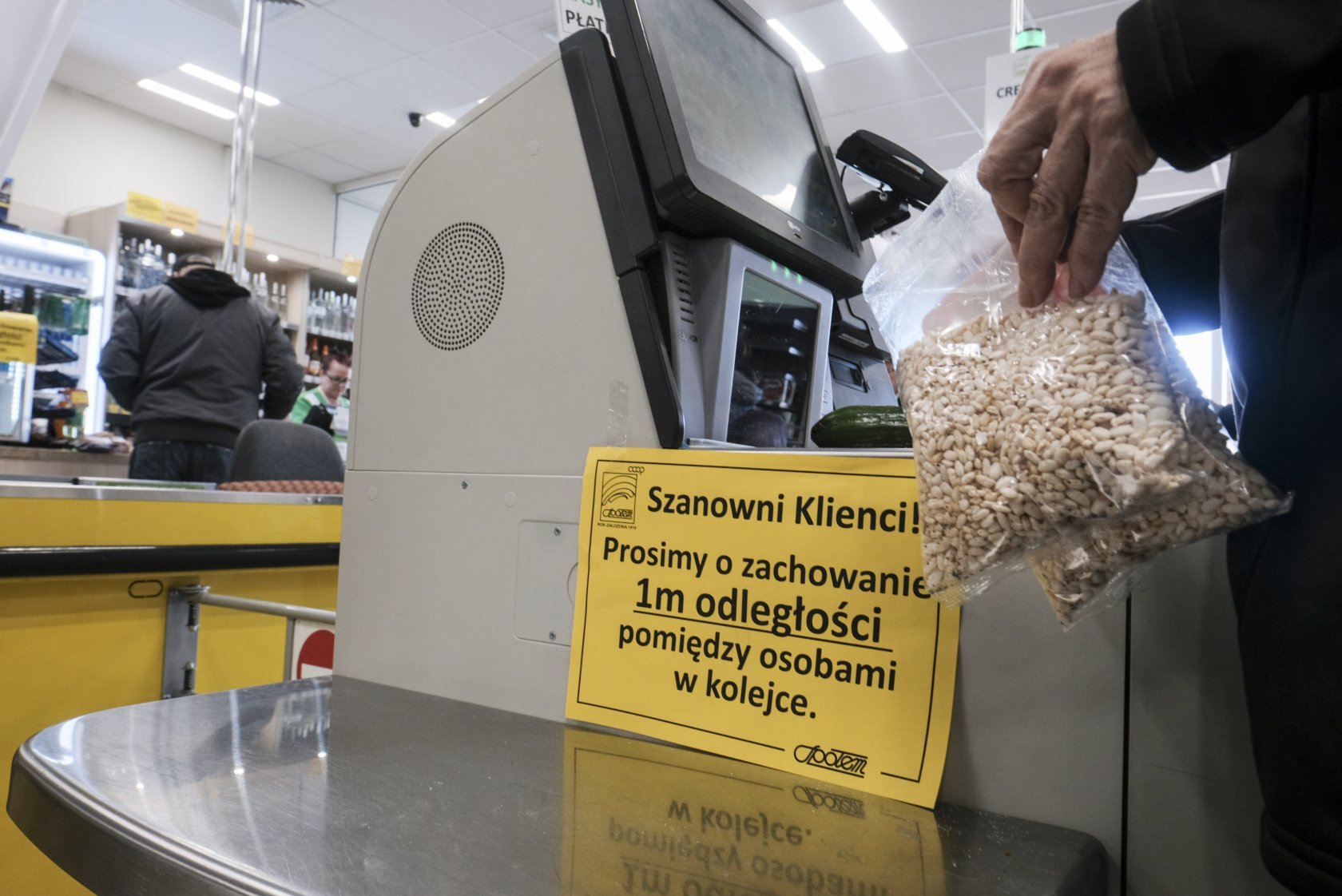 Rządowe odmrażanie gospodarki nie jest żadnym konkretnym planem. Biznes zaczął więc działać na własną rękę.