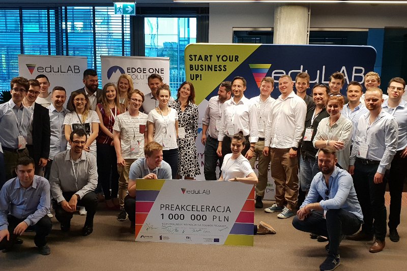 eduLAB to należący do Edge One Solutions akcelerator, który start-upom z sektora edTech oferuje wynagrodzenie w trakcie prac nad projektem oraz gwarantuje ich komercjalizację.