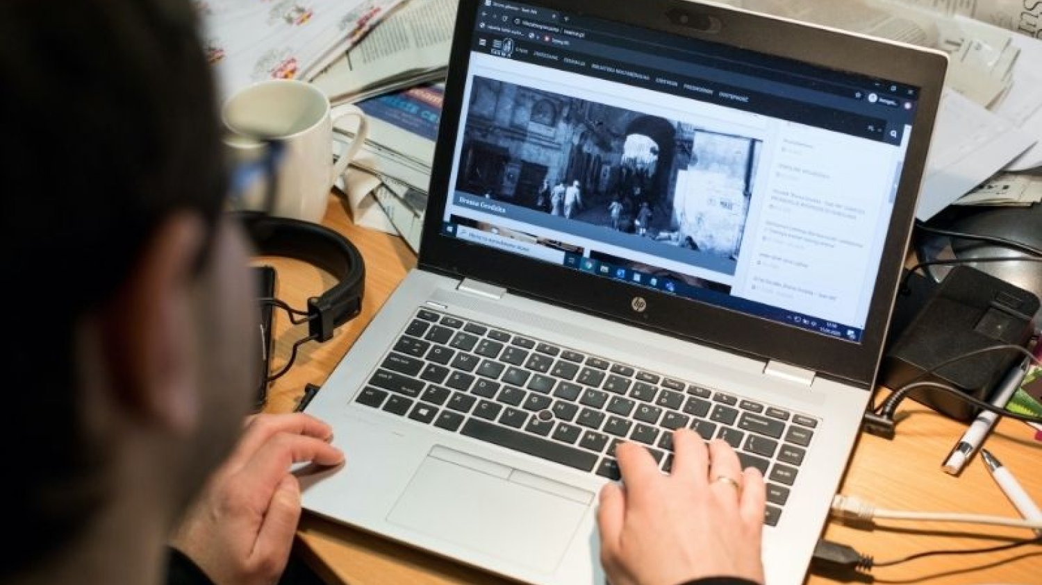 Pracodawca może kontrolować wykonywanie pracy zdalnej, jednak nieudolne zrobienie tego może mieć zły wpływ na firmę.