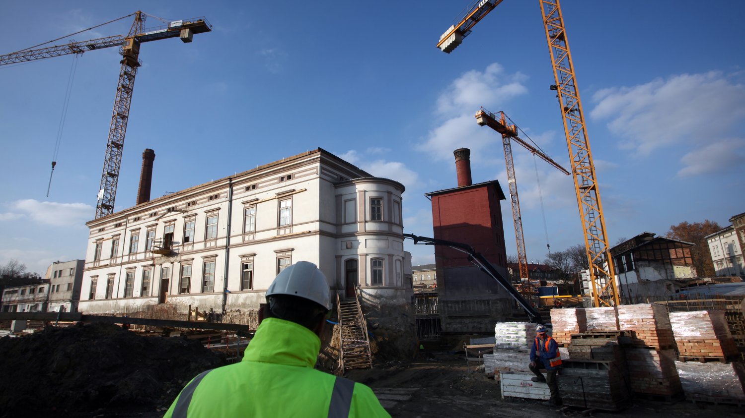 Ceny mieszkań rosną, a banki zaostrzają politykę kredytową.