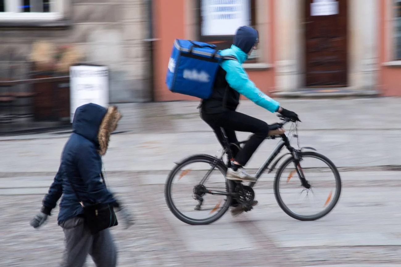 Kurier dowożący jedzenie.