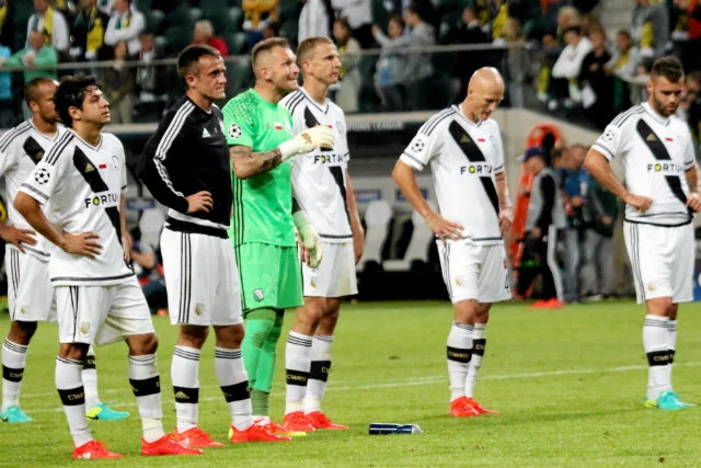 Sportowa klęska to jedno. Teraz, z powodu zachowania sympatyków Legii, klubowi grozi zamknięcie stadionu, a nawet wykluczenie z europejskich pucharów.