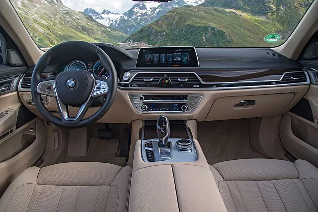 Pełen luksus i mnóstwo elektroniki - BMW 750 Li