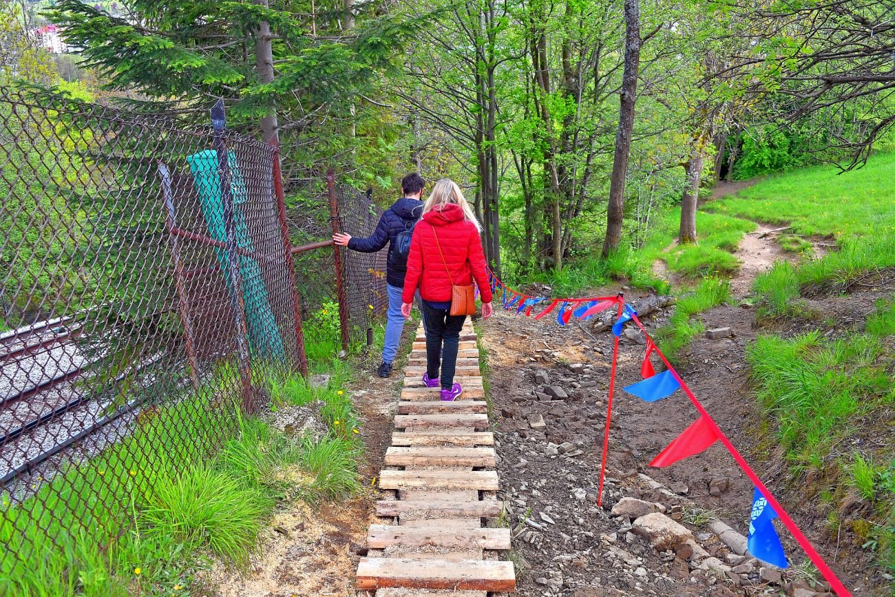 W 2021 roku obok prywatnego płatnego szlaku na Gubałówkę równolegle wytyczono nowy bezpłatny szlak po gruntach PLK. Teraz i do tego terenu rości sobie prawo penwa rodzina.