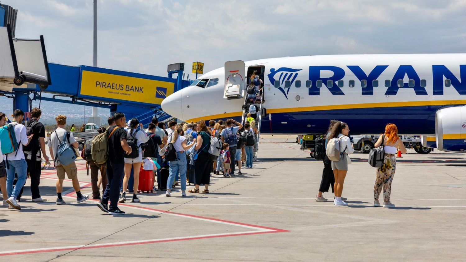 Ludzie na lotnisku, wchoddzą na pokład samolotu Ryanair.