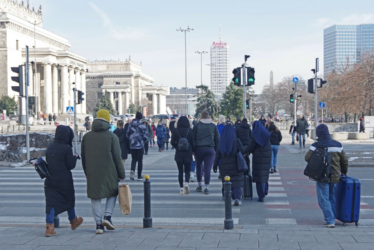 Ludzie na przejściu dla pieszych