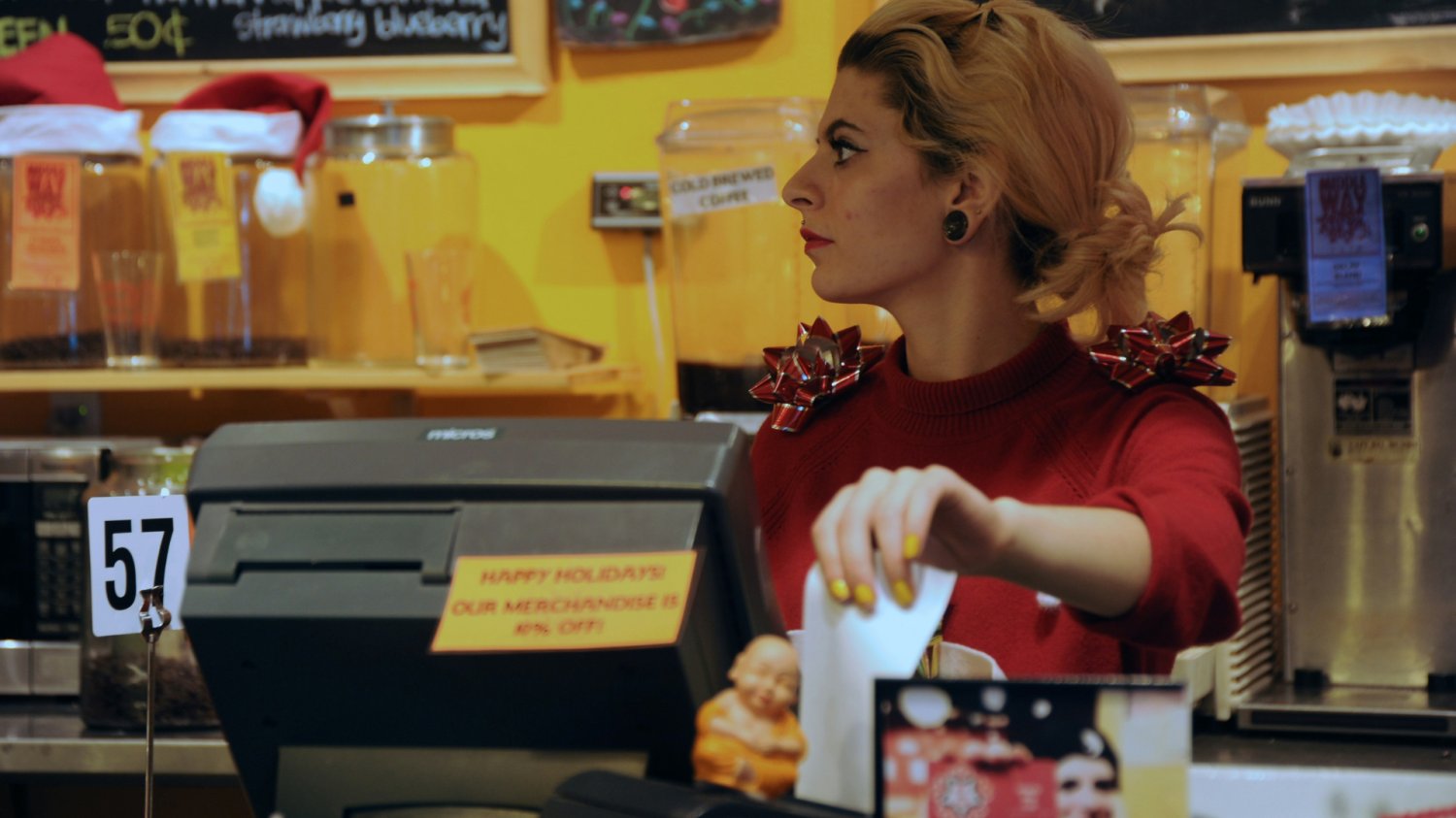 Rynek pracy od 1 stycznia. Co się zmieni dla pracowników? Kobieta wydaje paragon. Rynek pracy od 1 stycznia. Co się zmieni dla pracowników?