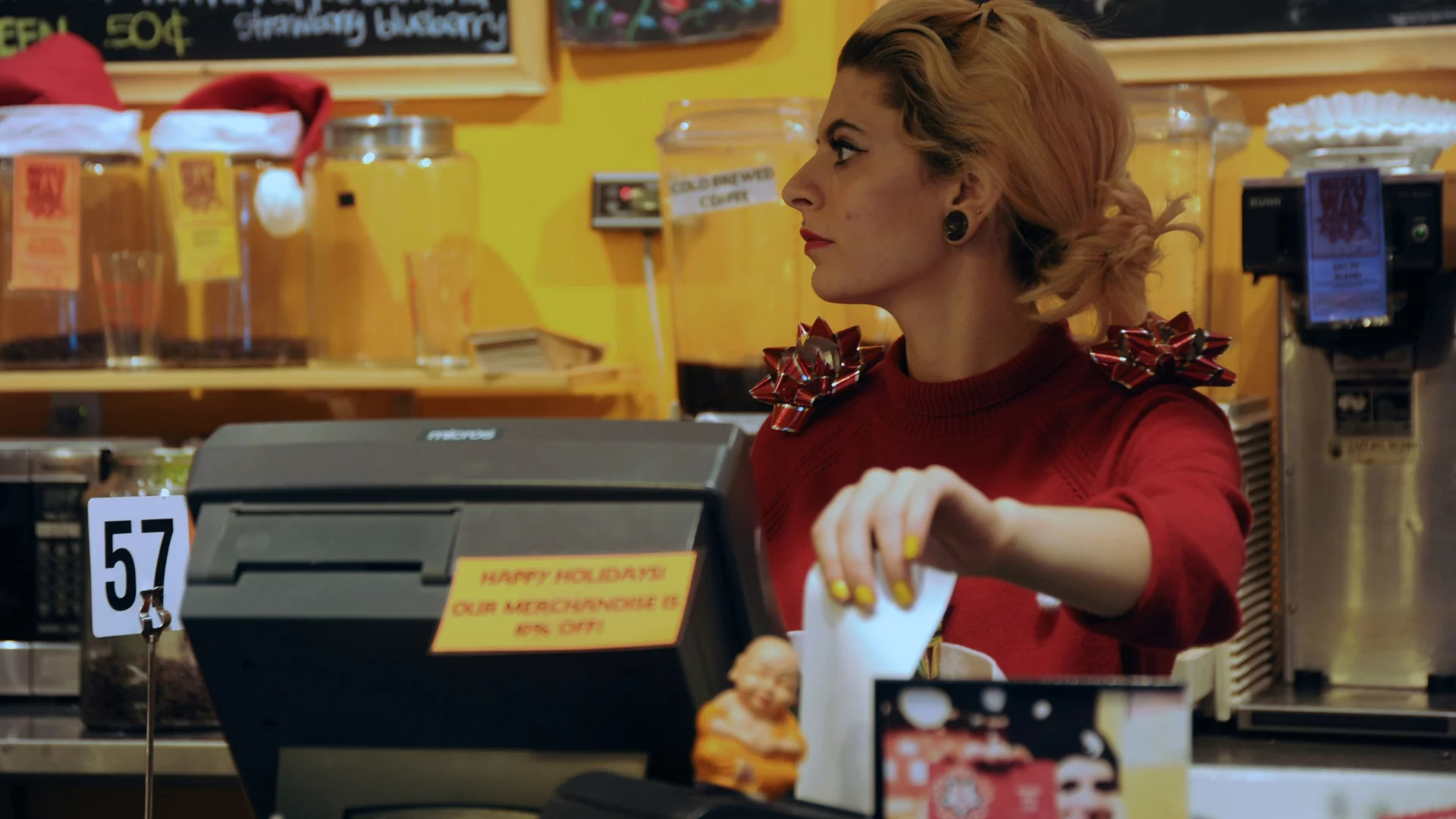 Rynek pracy od 1 stycznia. Co się zmieni dla pracowników? Kobieta wydaje paragon. Rynek pracy od 1 stycznia. Co się zmieni dla pracowników?