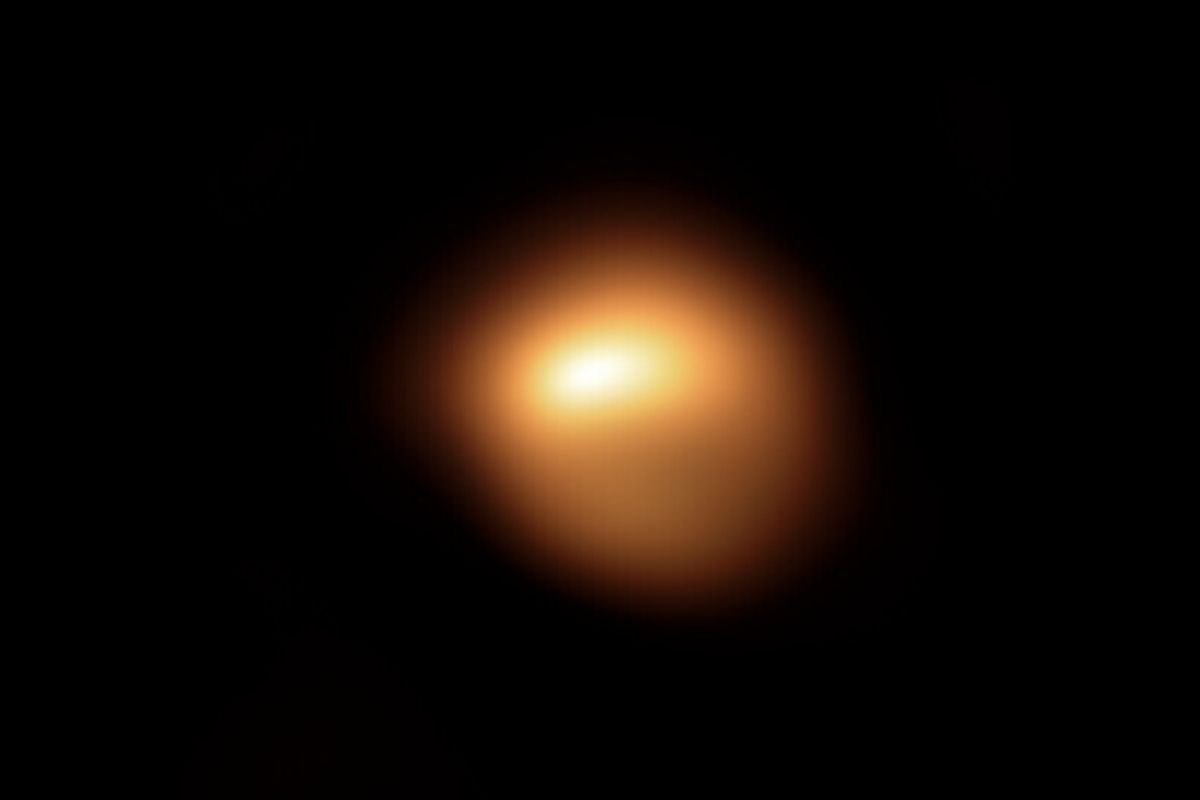 Betelgeza sprawia ostatnio astronomom masę kłopotów. Na najnowszym zdjęciu wydaje się... spłaszczona.