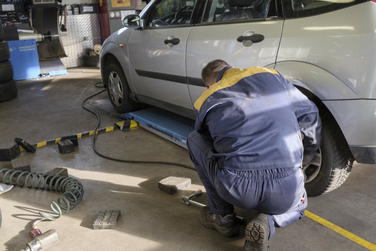 Mechanik pracujący w warsztacie samochodowym
