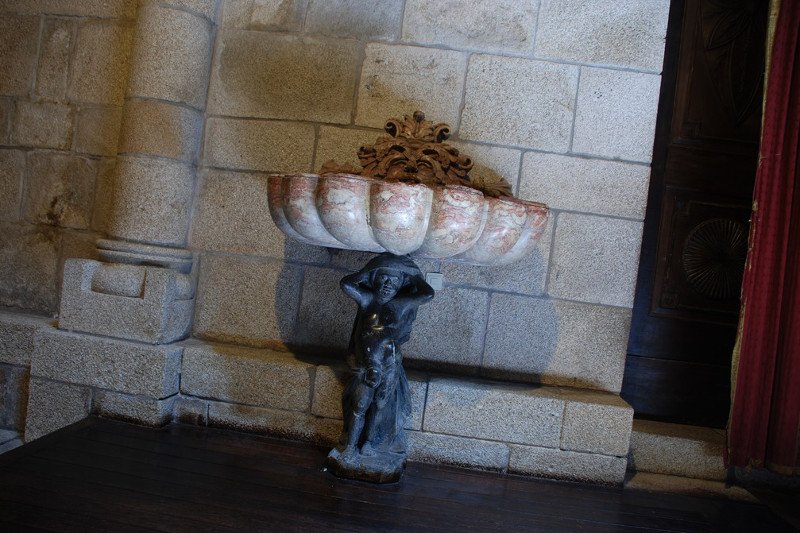 Pierwsza w Polsce elektroniczna kropielnica w Prószkowie pozwala korzystać z wody święconej bez zarazków.