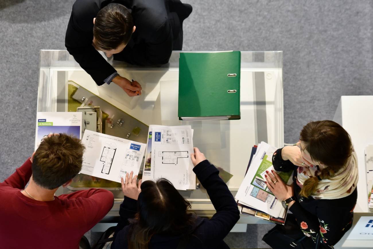 wystawcy i zwiedzający na targach mieszkaniowych