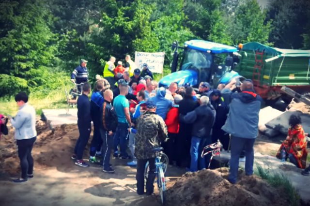 Mieszkańcy Czarnej Dąbrówki od miesiąca blokują drogę, protestując przeciwko działaniu jednego ze swoich sąsiadów, który sprowadził na swoją działkę 600 świń