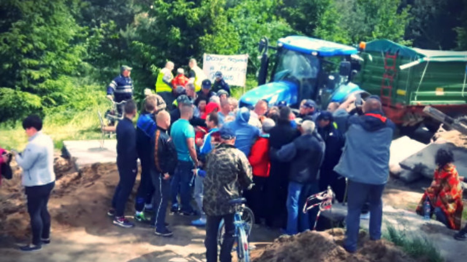 Mieszkańcy Czarnej Dąbrówki od miesiąca blokują drogę, protestując przeciwko działaniu jednego ze swoich sąsiadów, który sprowadził na swoją działkę 600 świń