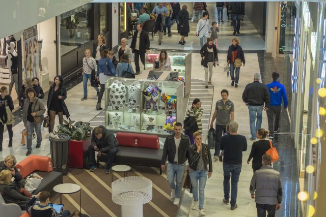 W Czechach kilkadziesiąt tysięcy pracowników sklepów zaprotestowało w odpowiedzi na propozycję zniesienia zakazu wystosowaną przez jedną z opozycyjnych partii politycznych