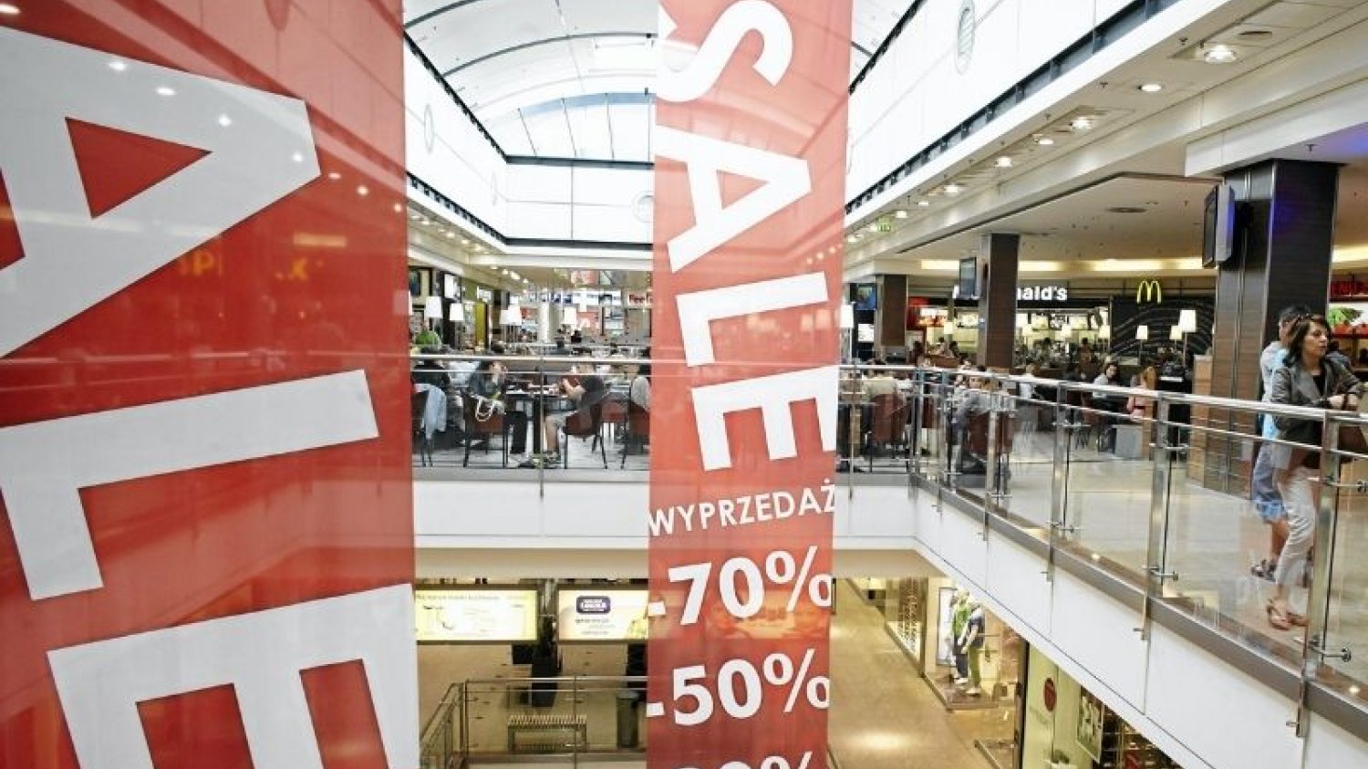 W galeriach handlowych rozpoczęły się już świąteczne wyprzedaże.