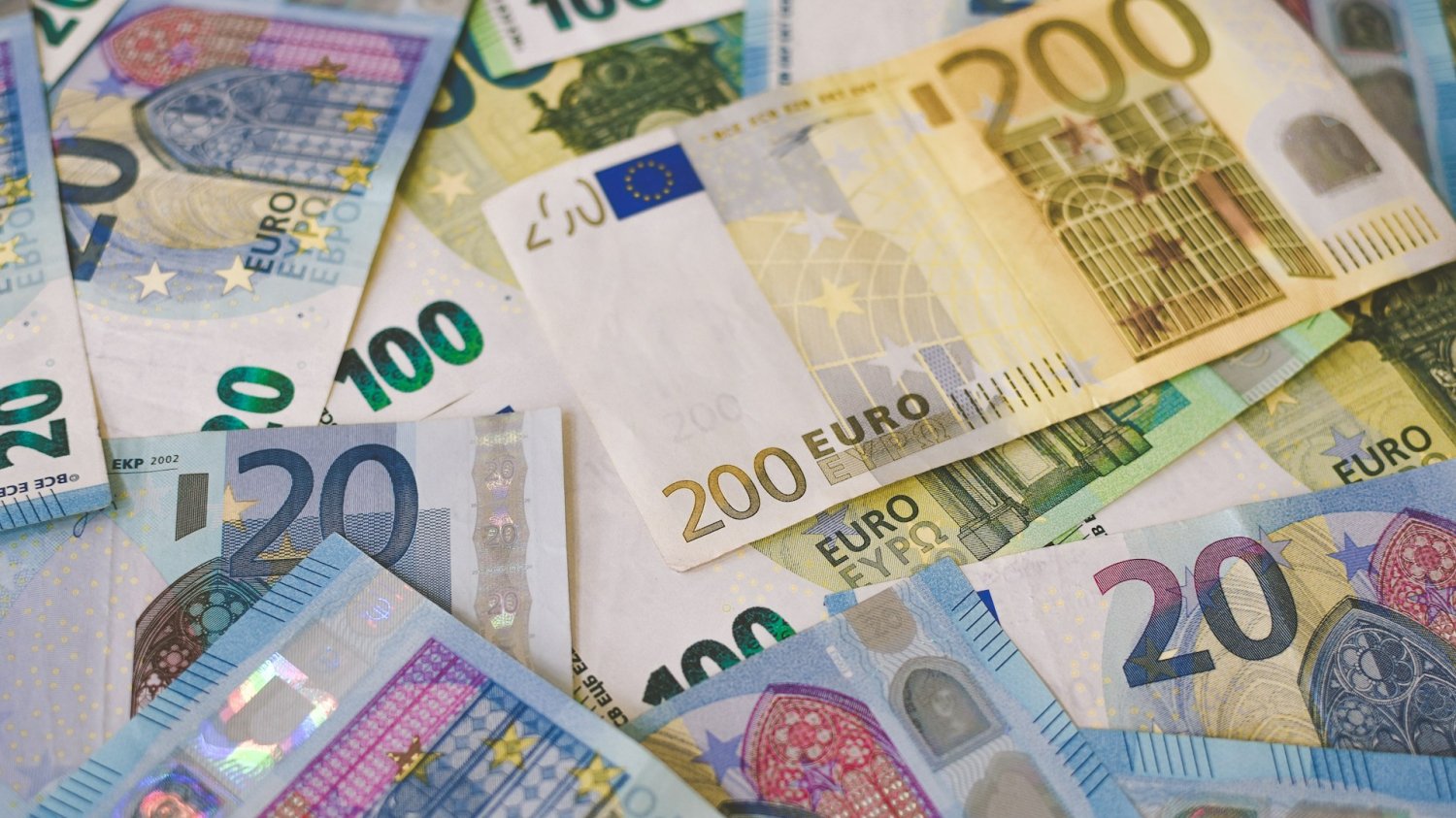 Płaca minimalna w Niemczech wzrośnie od 1 stycznia 2026 roku. Banknoty euro o różnych nominałach. Pensja minimalna w Niemczech wzrośnie od 1 stycznia 2026 r.
