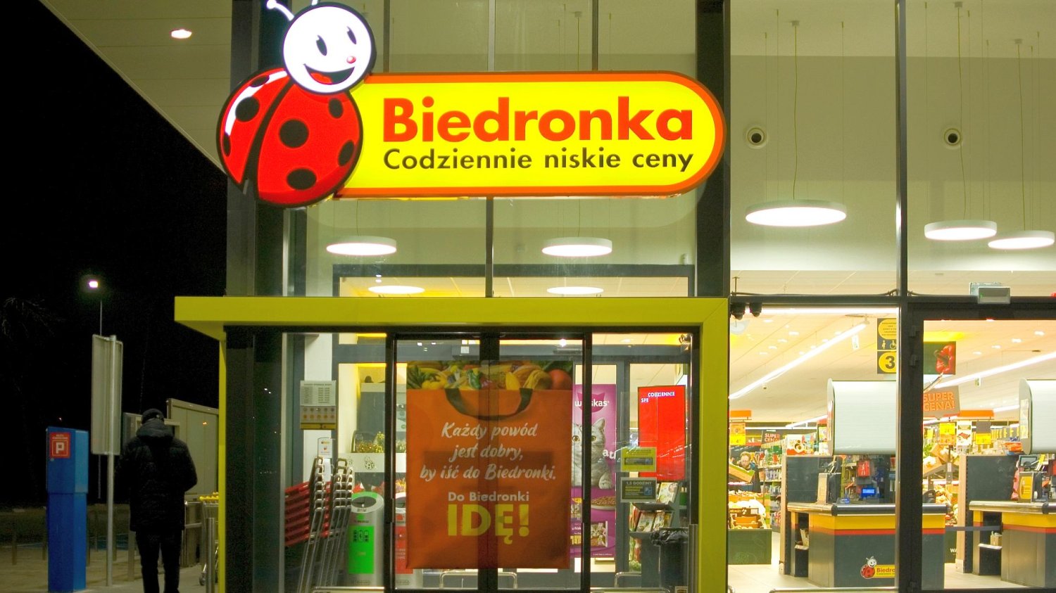 Patomarketing w Biedronce. 200 zł premii za wciskanie wódki na Święta sklep sieci Biedronka