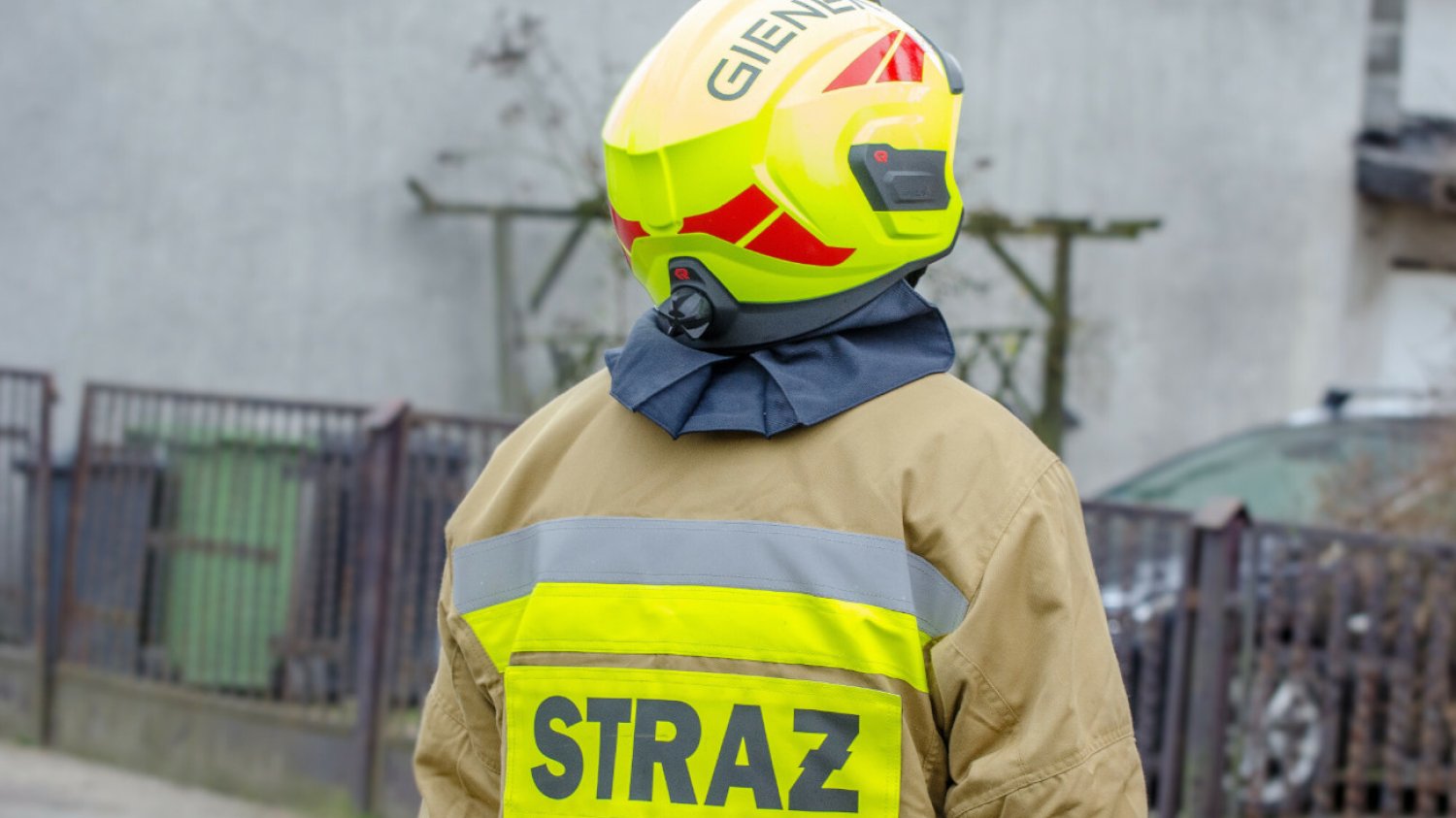 Ile zarabia strażak?