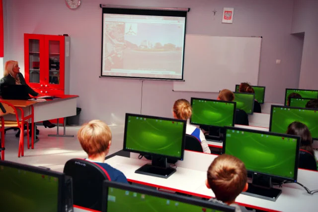 W teorii dotacje oświatowe powinny być wykorzystywane m.in. na pomoce dydaktyczne