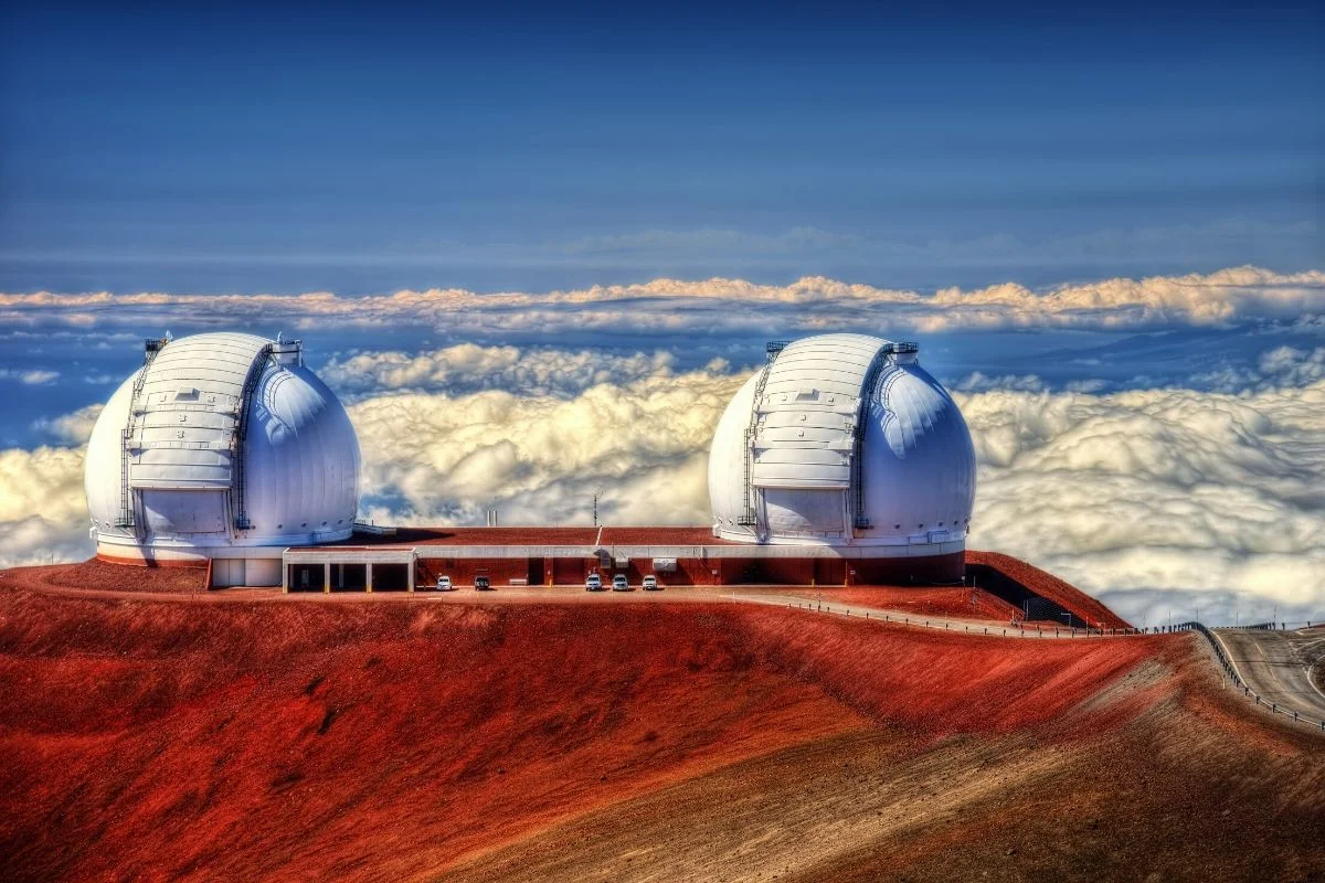 Wyjątkowo malowniczo przedstawiają się obserwatoria astronomiczne umieszczone na szczycie wulkanu Mauna Kea na Hawajach.