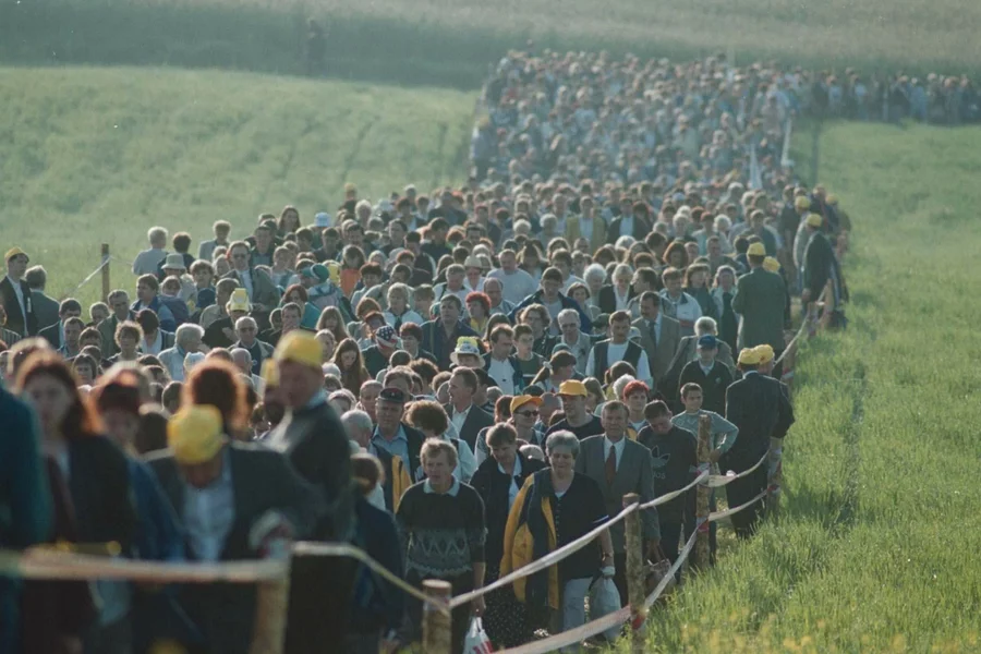 Tłumy pielgrzymów w Pelplinie podczas wizyty Jana Pawła II w Polsce w 1999 r.