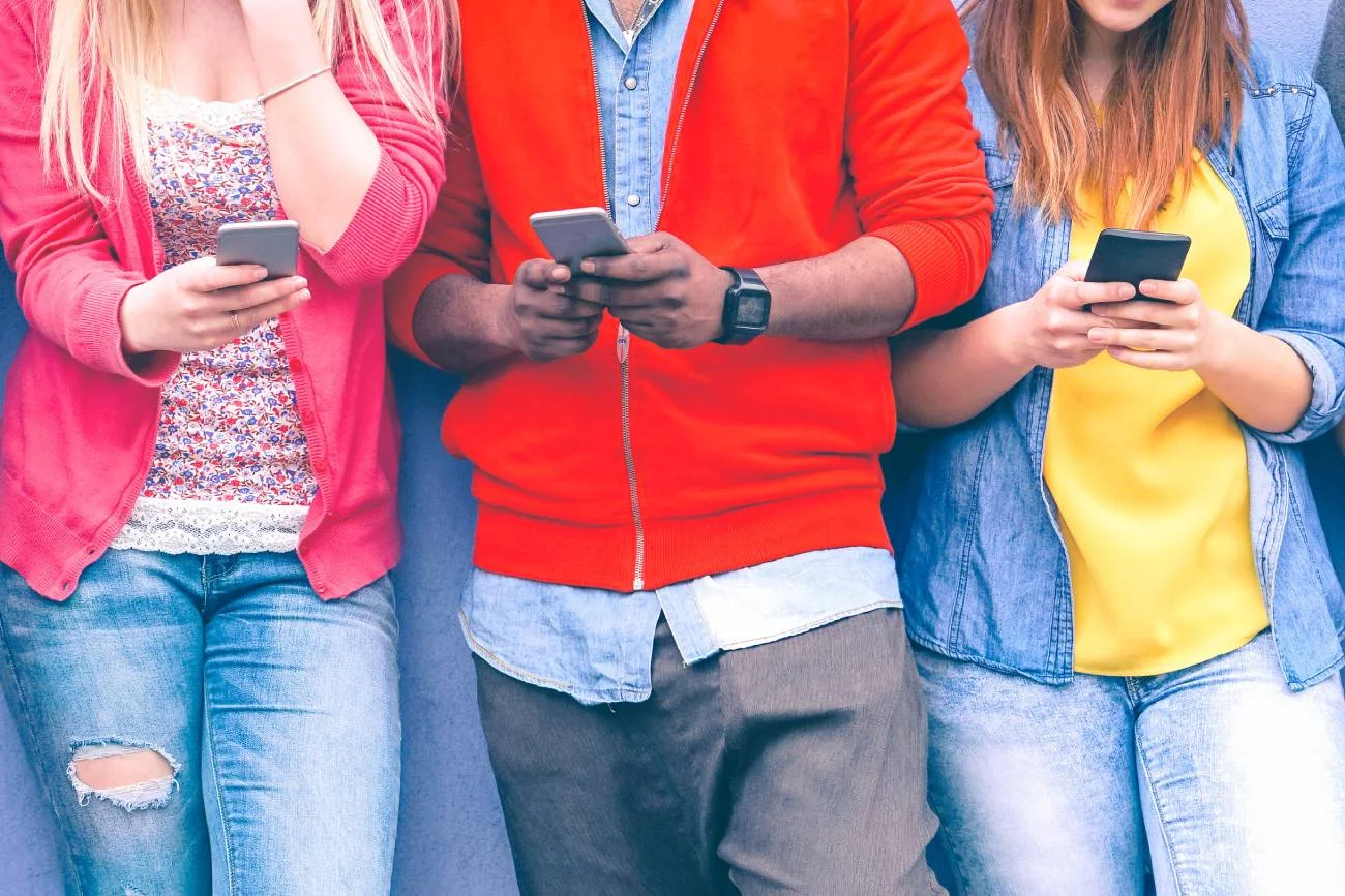 Młodzież wysyłające SMS-y, ludzie trzymają smartfony
