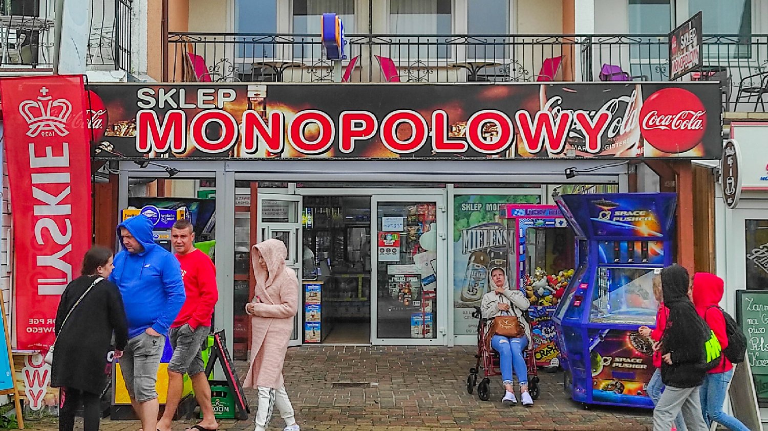 sklep monopolowy w alkoholami w jednej z nadmorskich miejscowości w Polsce