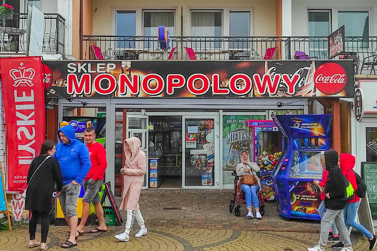 sklep monopolowy w alkoholami w jednej z nadmorskich miejscowości w Polsce